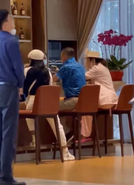 周立波被偶遇在三亞看房！打扮豪氣悠閒自得，身旁跟兩位精緻美女