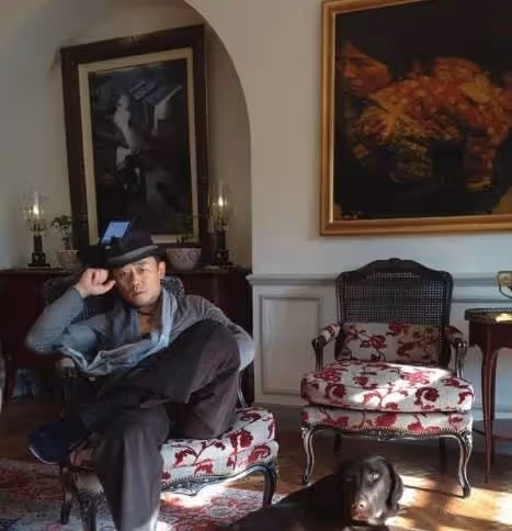 周立波被偶遇在三亞看房！打扮豪氣悠閒自得，身旁跟兩位精緻美女