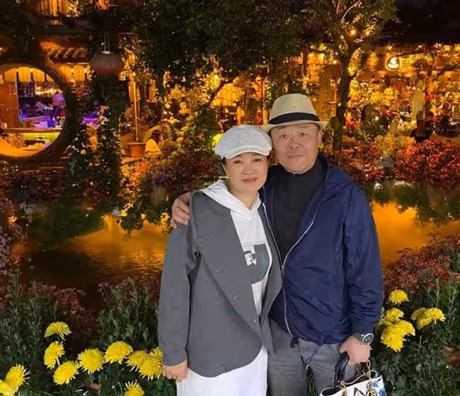 周立波被偶遇在三亞看房!打扮豪氣悠閒自得,身旁跟兩位精緻美女