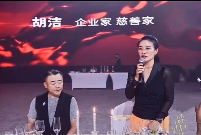 周立波被偶遇在三亞看房!打扮豪氣悠閒自得,身旁跟兩位精緻美女