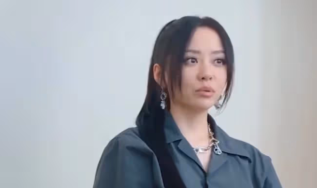 任正非花8000萬讓她獻唱,卻在綜藝上成背景板,張靚穎做了什麼?