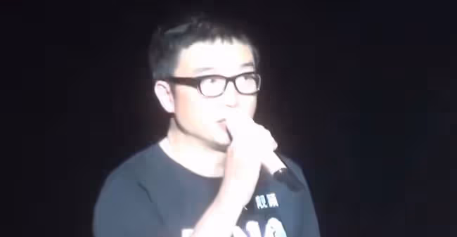 任正非花8000萬讓她獻唱,卻在綜藝上成背景板,張靚穎做了什麼?