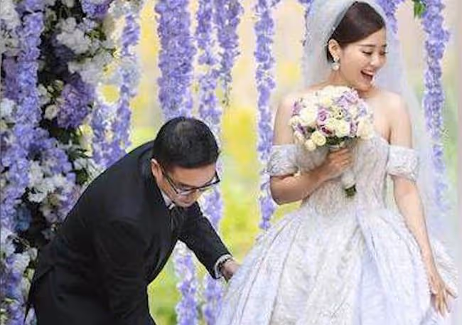 任正非花8000萬讓她獻唱,卻在綜藝上成背景板,張靚穎做了什麼?