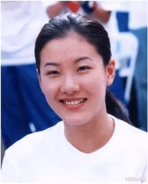 「跳水皇后」伏明霞:退役嫁頂級富豪,5年生3胎,是幸福還是無奈