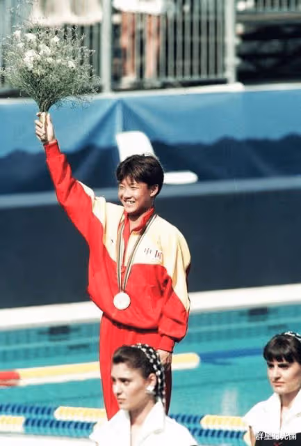 「跳水皇后」伏明霞:退役嫁頂級富豪,5年生3胎,是幸福還是無奈