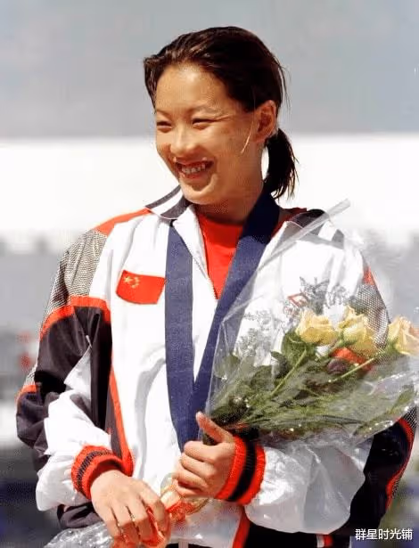 「跳水皇后」伏明霞:退役嫁頂級富豪,5年生3胎,是幸福還是無奈