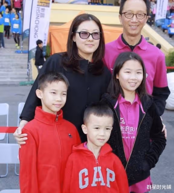 「跳水皇后」伏明霞:退役嫁頂級富豪,5年生3胎,是幸福還是無奈
