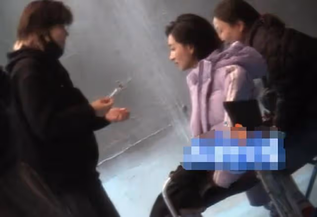 萬茜行為惹爭議,坐椅子上要助理喂飯吃,工作時周圍站四五人待命