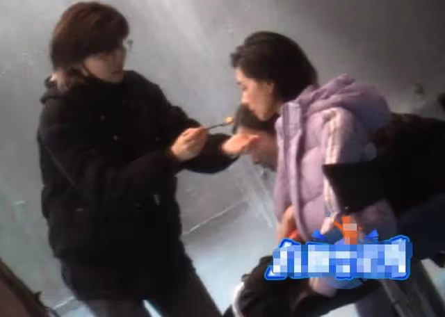 萬茜行為惹爭議,坐椅子上要助理喂飯吃,工作時周圍站四五人待命
