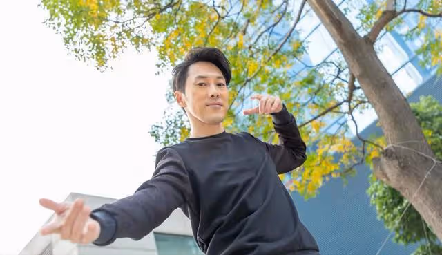 香港著名排舞師年過四十轉型做演員,為陳偉霆錯過與張學友合作