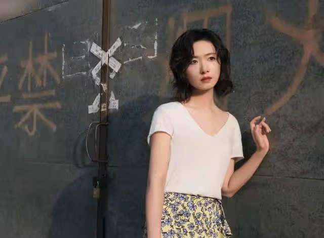 萬茜行為惹爭議,坐椅子上要助理喂飯吃,工作時周圍站四五人待命