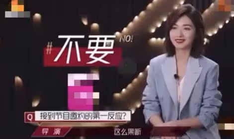 萬茜行為惹爭議,坐椅子上要助理喂飯吃,工作時周圍站四五人待命
