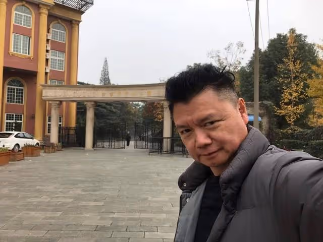 再見亦是朋友!香港知名男星與前妻合作生意,曾花近百萬為其治病