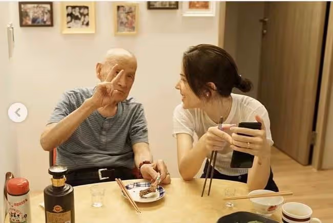 知名女星喊話96歲外公!盼望其早日睜眼平安過年,曬合照緊摟對方