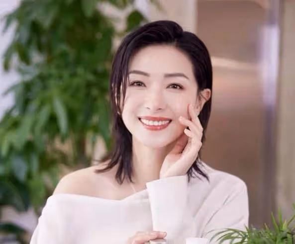 萬茜行為惹爭議,坐椅子上要助理喂飯吃,工作時周圍站四五人待命