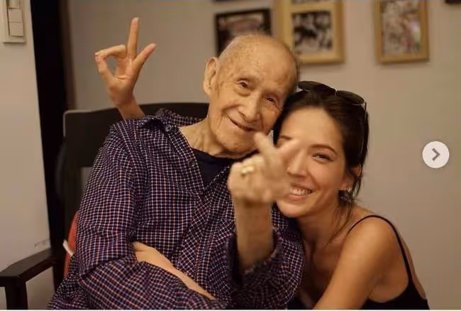 知名女星喊話96歲外公!盼望其早日睜眼平安過年,曬合照緊摟對方