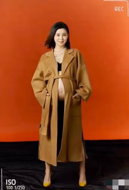 36歲李小萌曬二胎孕照,已10個月仍四肢纖細,兒子親吻孕肚顯溫馨