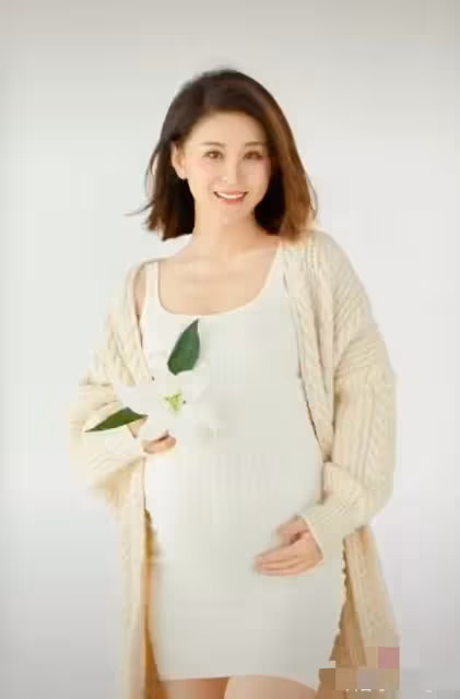 36歲李小萌曬二胎孕照,已10個月仍四肢纖細,兒子親吻孕肚顯溫馨