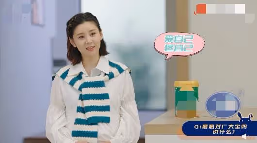 36歲李小萌曬二胎孕照,已10個月仍四肢纖細,兒子親吻孕肚顯溫馨