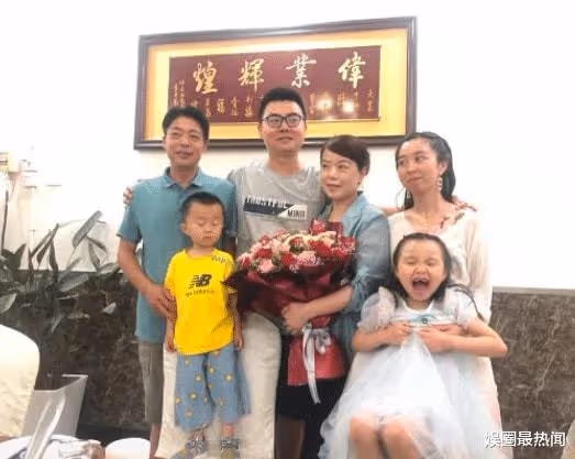 田靜工作室布置完畢,一家四口回九江成定局,網友:老杜該嫉妒了