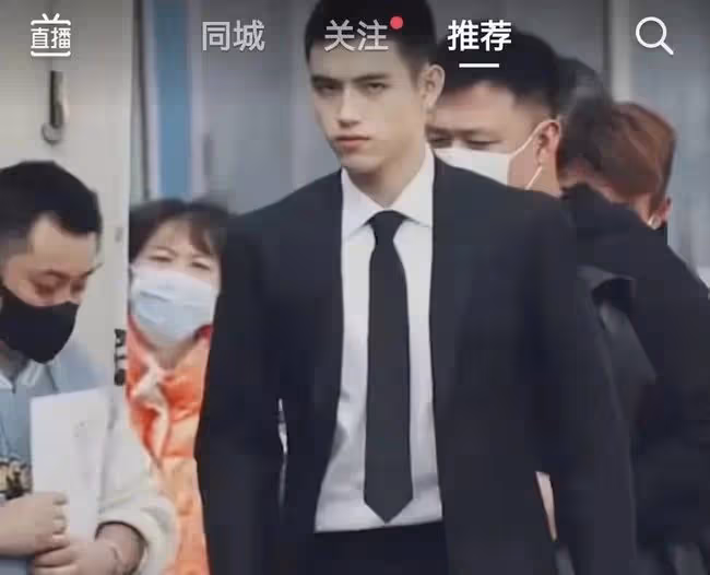 胡先煦偷偷整容?陳飛宇立人設太刻意?宋祖兒成公司一姐?林一跪舔高層拿資源?陳瑤終於離開唐人?