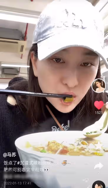 40歲馬蘇路邊攤嗦粉,抱起比臉大的碗喝光湯底,當眾打嗝行為彪悍