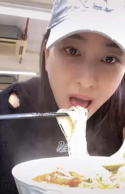 40歲馬蘇路邊攤嗦粉,抱起比臉大的碗喝光湯底,當眾打嗝行為彪悍