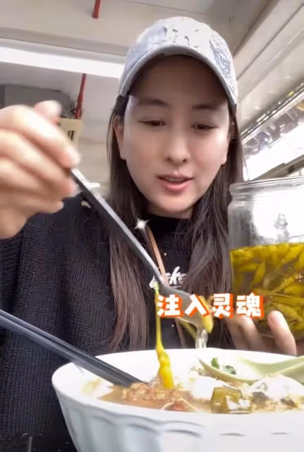 40歲馬蘇路邊攤嗦粉,抱起比臉大的碗喝光湯底,當眾打嗝行為彪悍