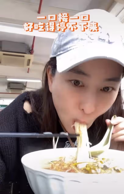 40歲馬蘇路邊攤嗦粉,抱起比臉大的碗喝光湯底,當眾打嗝行為彪悍