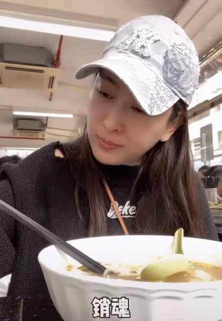 40歲馬蘇路邊攤嗦粉,抱起比臉大的碗喝光湯底,當眾打嗝行為彪悍
