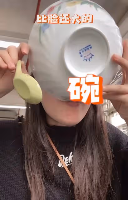 40歲馬蘇路邊攤嗦粉,抱起比臉大的碗喝光湯底,當眾打嗝行為彪悍