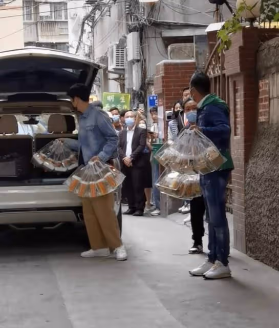 66歲戲骨任達華送外賣!與張智霖親自上門送奶茶,彎腰遞貨無架子