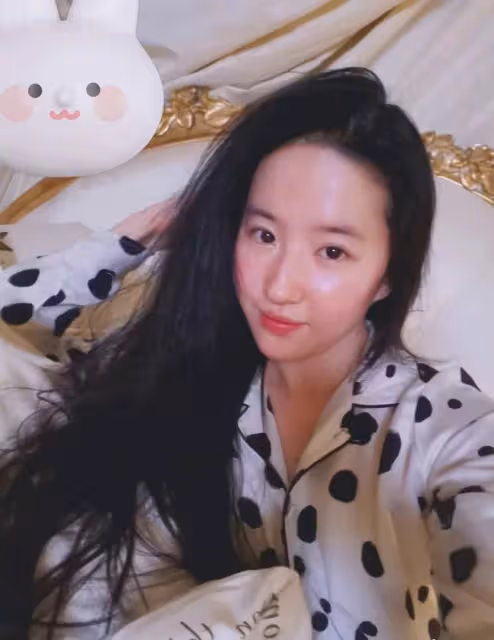 34歲劉亦菲罕曬美照!素顏露麵皮膚白嫩,長發及腰氣質似大學生