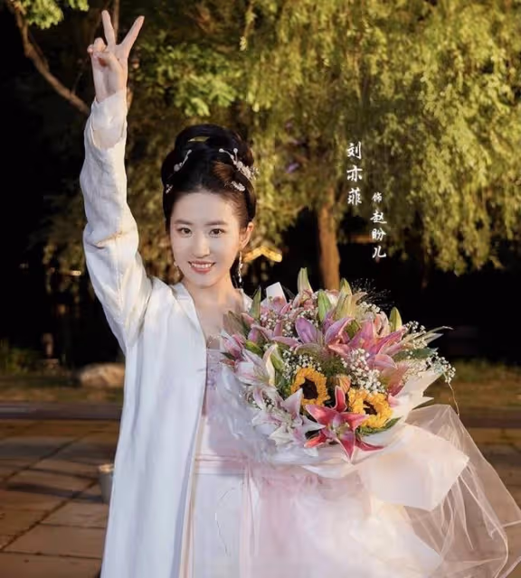 34歲劉亦菲罕曬美照!素顏露麵皮膚白嫩,長發及腰氣質似大學生
