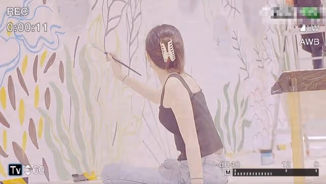 15歲李嫣現身醫院作畫,穿弔帶上衣秀完美身材,李亞鵬未否認再婚