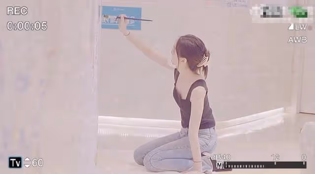 15歲李嫣現身醫院作畫,穿弔帶上衣秀完美身材,李亞鵬未否認再婚