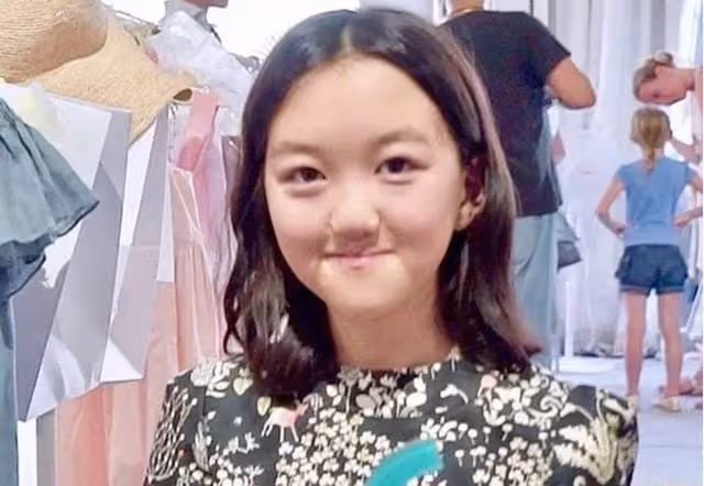 15歲李嫣現身醫院作畫,穿弔帶上衣秀完美身材,李亞鵬未否認再婚