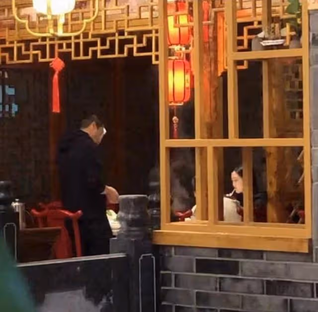 15歲李嫣現身醫院作畫,穿弔帶上衣秀完美身材,李亞鵬未否認再婚