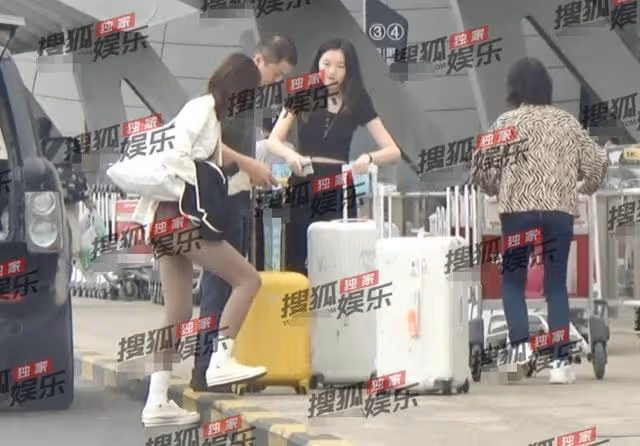 15歲李嫣現身醫院作畫,穿弔帶上衣秀完美身材,李亞鵬未否認再婚