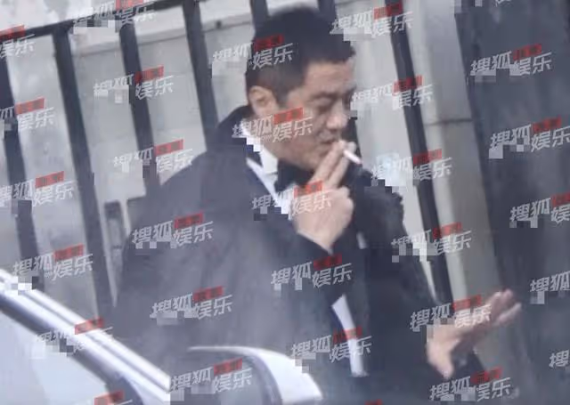 15歲李嫣現身醫院作畫,穿弔帶上衣秀完美身材,李亞鵬未否認再婚