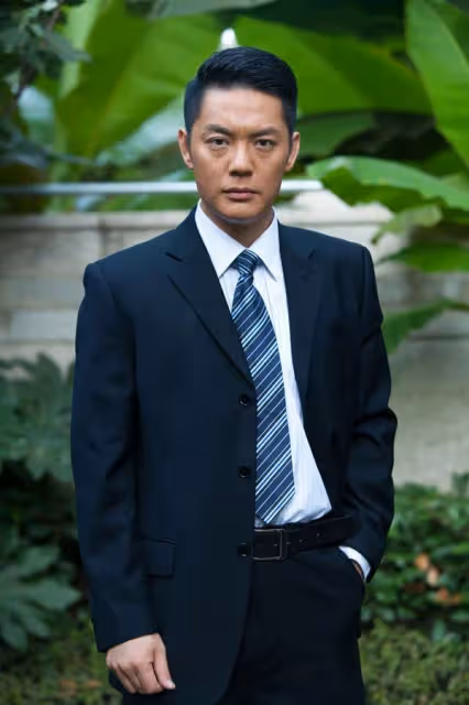 被老婆捧紅後,為娶嫩模拋棄21年的妻兒,如今親子不認他