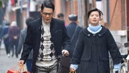 被老婆捧紅後,為娶嫩模拋棄21年的妻兒,如今親子不認他