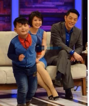 被老婆捧紅後,為娶嫩模拋棄21年的妻兒,如今親子不認他