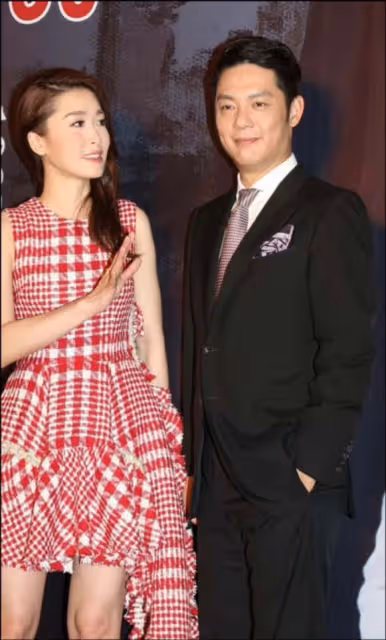 被老婆捧紅後,為娶嫩模拋棄21年的妻兒,如今親子不認他