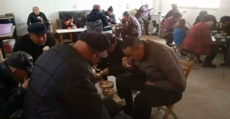 去鎮上的養老院看望奶奶，看到同室老人的光景，我心裡一陣陣酸澀