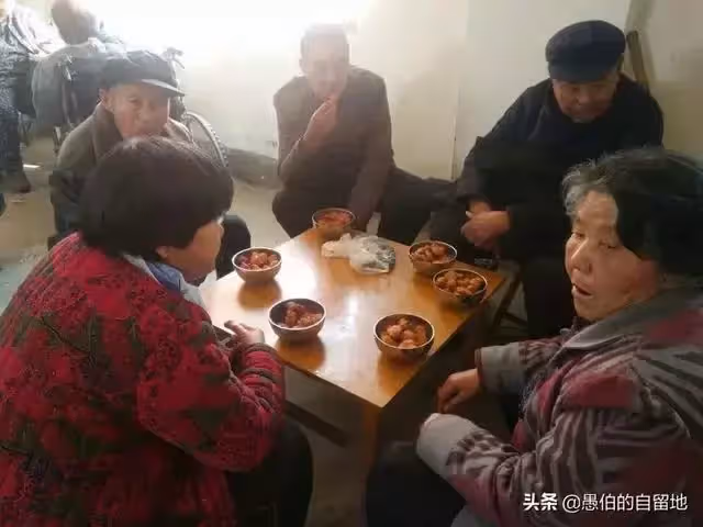 去鎮上的養老院看望奶奶,看到同室老人的光景,我心裡一陣陣酸澀