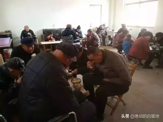 去鎮上的養老院看望奶奶,看到同室老人的光景,我心裡一陣陣酸澀
