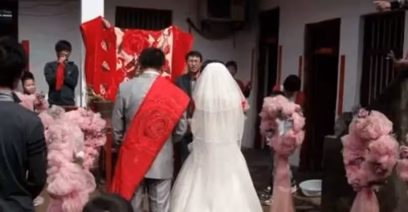 姐姐遠嫁窮人，半夜給母親匯十萬養老，弟弟大喊：快報警，要出事