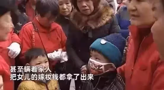 僱主雙雙離去「她義無反顧帶大孩子」 不惜傾家蕩產下跪「無償養育13年」網淚:人間大愛
