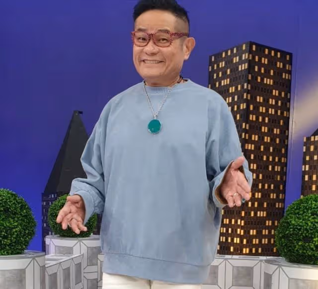 59歲男星娶小24歲嬌妻,自認運氣好,女方想拼三胎男方擔驚受怕